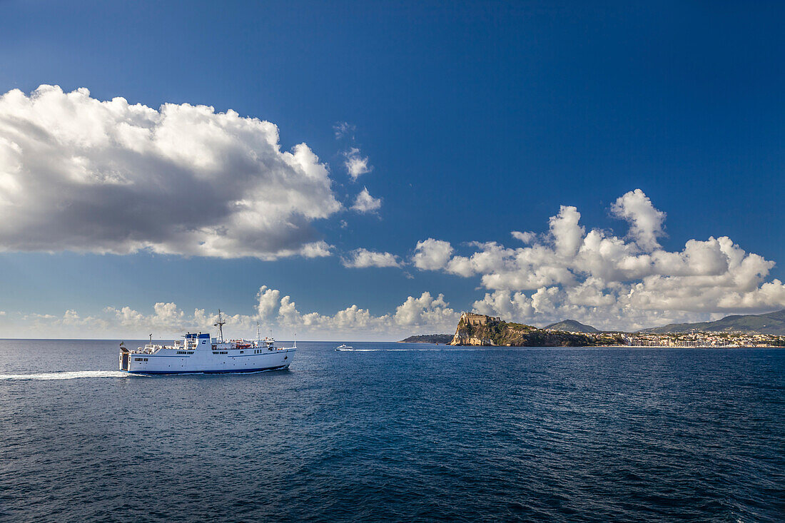 Die Insel Procida und Fähre, Golf von Neapel, Kampanien, Italien