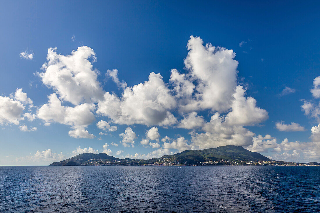 Ischia vom Meer aus, Insel Ischia, Golf von Neapel, Kampanien, Italien