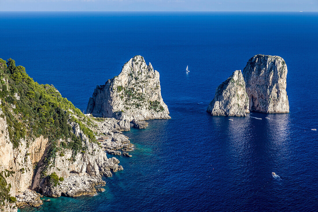 Blick zu den Faraglione-Felsen auf Capri, Capri, Golf von Neapel, Kampanien, Italien