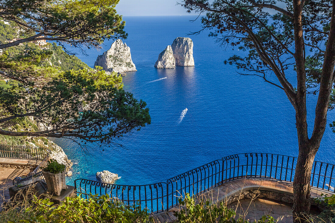 Blick zu den Faraglione-Felsen auf Capri, Capri, Golf von Neapel, Kampanien, Italien