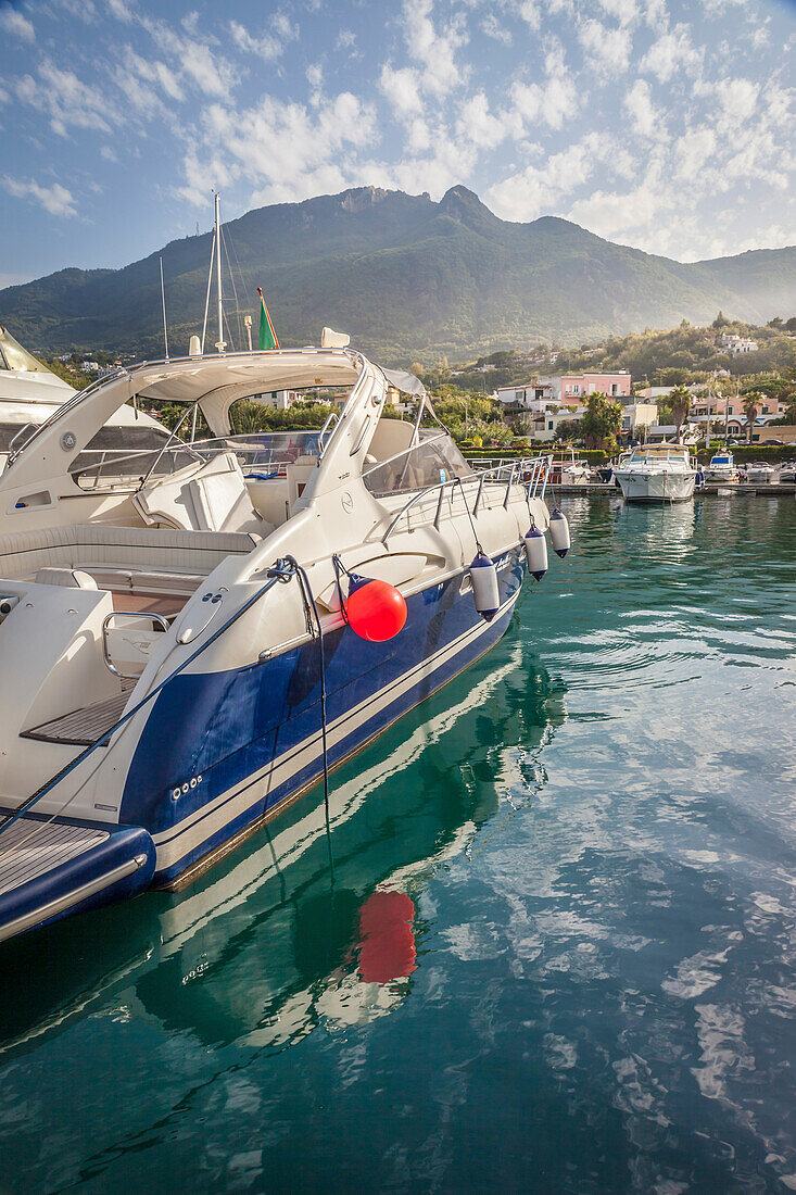 Yacht im Hafen von Lacco Ameno, Insel Ischia, Golf von Neapel, Kampanien, Italien