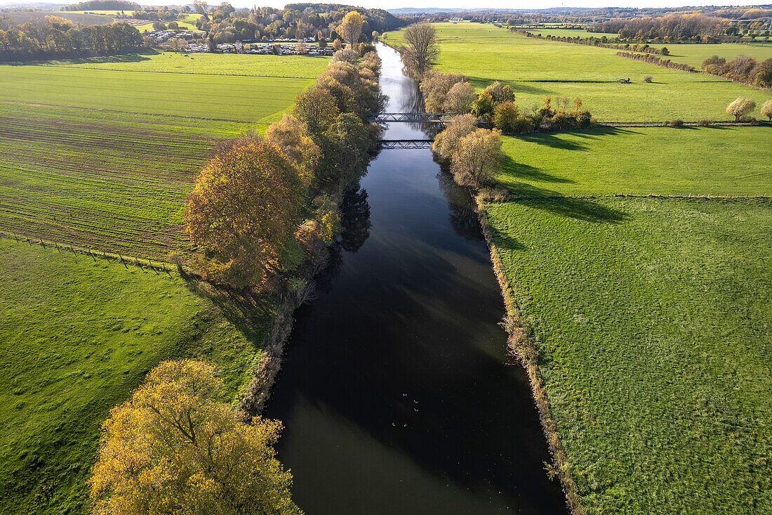 Die Ruhr zwischen Fröndenberg und Iserlohn, Nordrhein-Westfalen, Deutschland