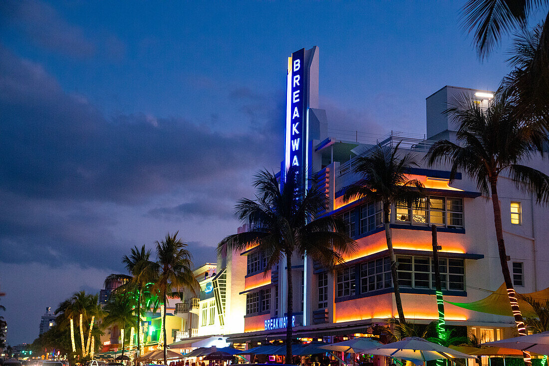 Das Breakwater Hotel, eines der legendären Arty Deco-Hotels am Ocean Drive in Miami, Florida
