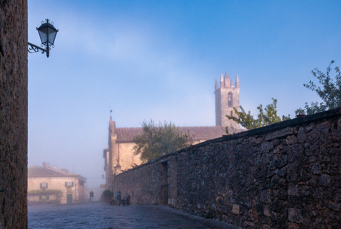 Die Kirche Santa Maria Assunta im Morgennebel, Monteriggioni, Provinz Siena, Toskana, Italien, Europa