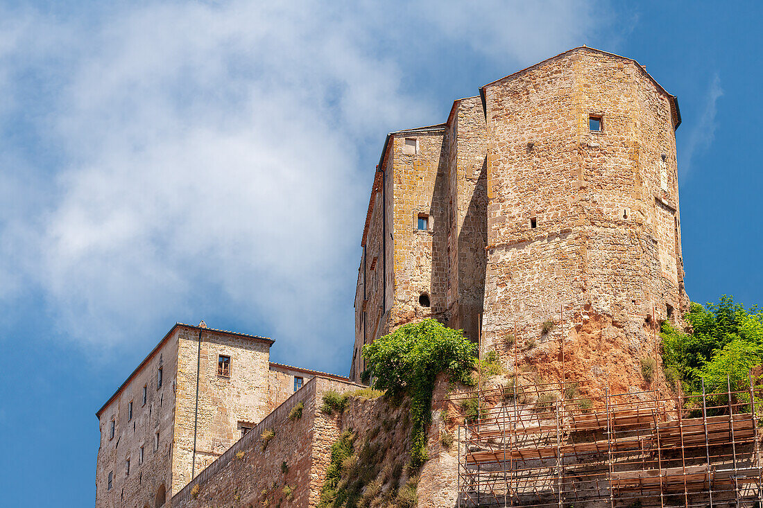 Blick auf die Burg von Sorano, Provinz Grosseto, Toskana, Italien, Europa