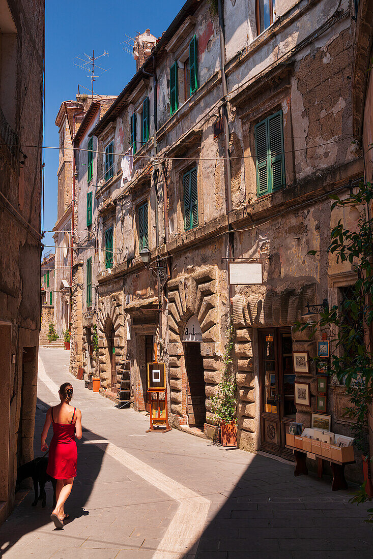 In den malerischen Gassen von Sorano, Provinz Grosseto, Toskana, Italien, Europa