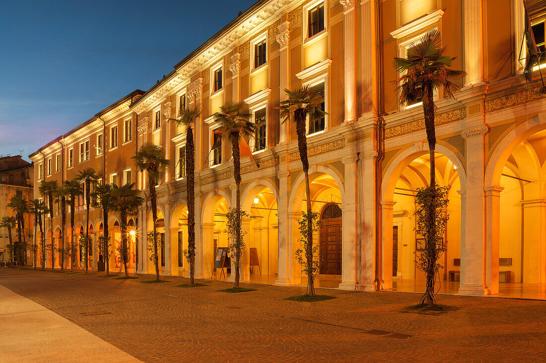 Abendstimmung in Salò, Gardasee, Italien, Europa