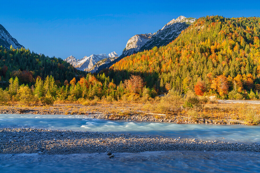 Blick über den Rißbach auf die Falkengruppe im Herbst, Hinterriß, Karwendel, Tirol, Österreich