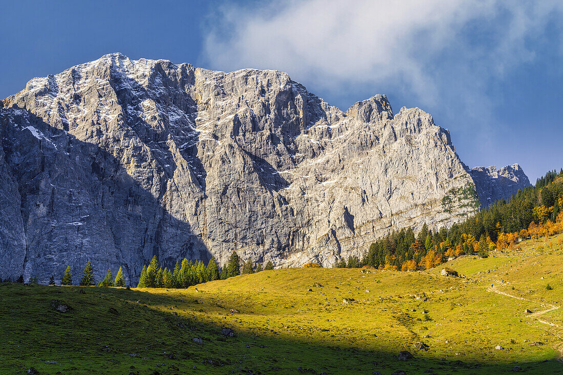 Auf dem Weg zum Kleinen Ahornboden mit Blick auf den Stuhlkopf, Hinterriß, Karwendel, Tirol, Österreich, Europa