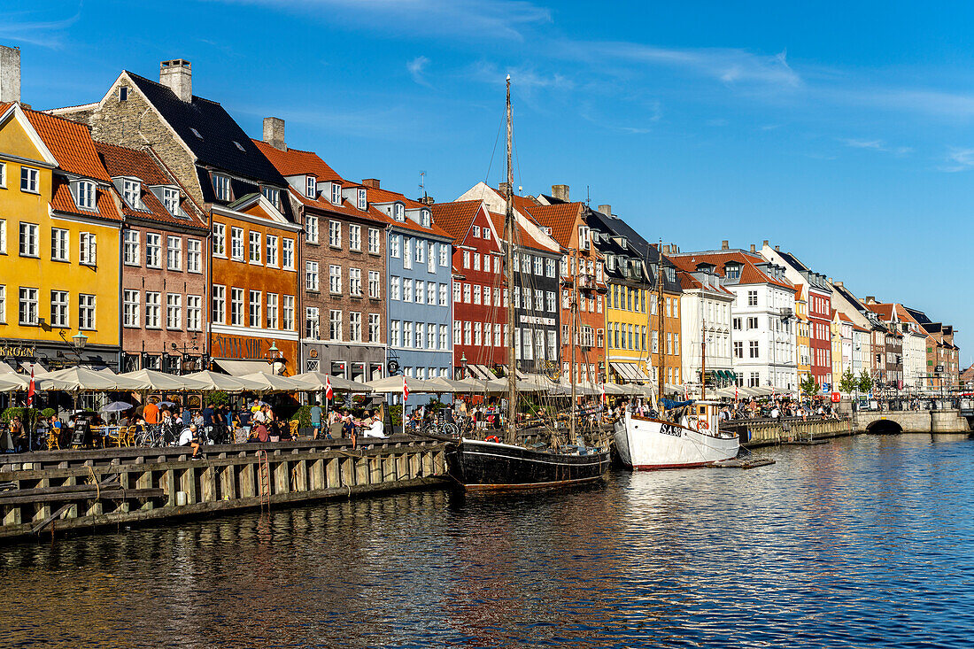 Bunte Häuser, Restaurants und historische Schiffe am Kanal und Hafen Nyhavn, Kopenhagen, Dänemark, Europa 