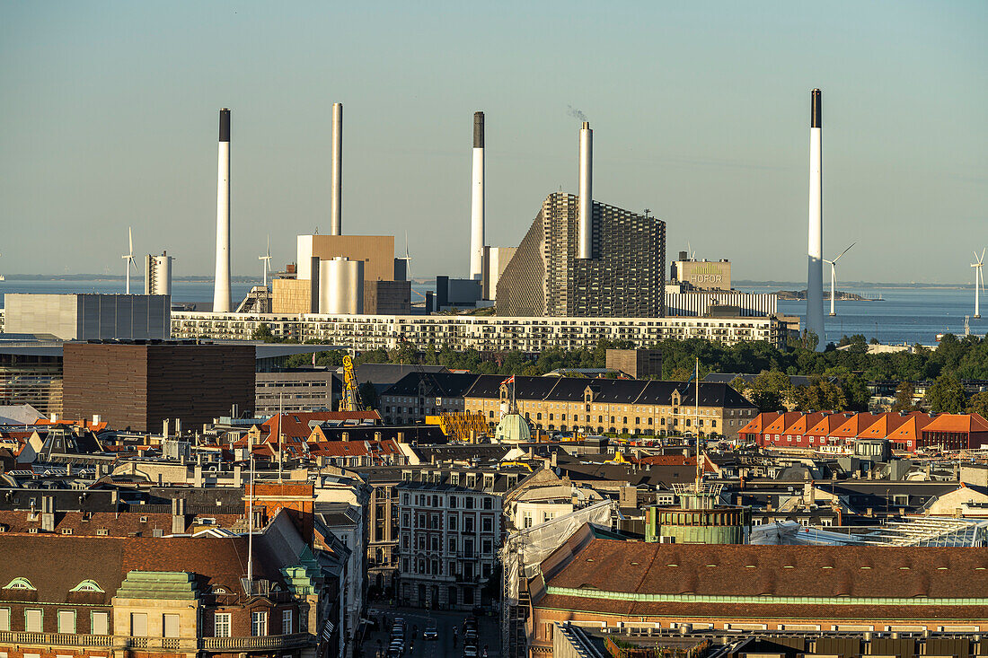 Blick vom Turm der Christiansborg Schlosskirche auf Kopenhagen und das Kraftwerk Amager, Kopenhagen, Dänemark, Europa 