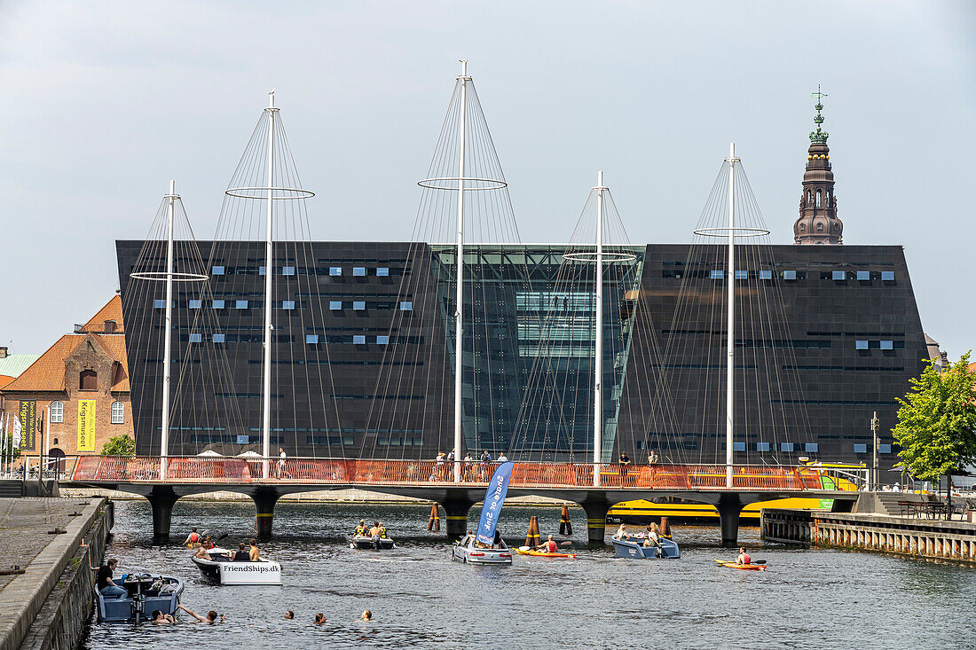 Fußgängerbrücke Cirkelbroen und  Den Sorte Diamant mit der Dänischen Königlichen Bibliothek, Kopenhagen, Dänemark, Europa