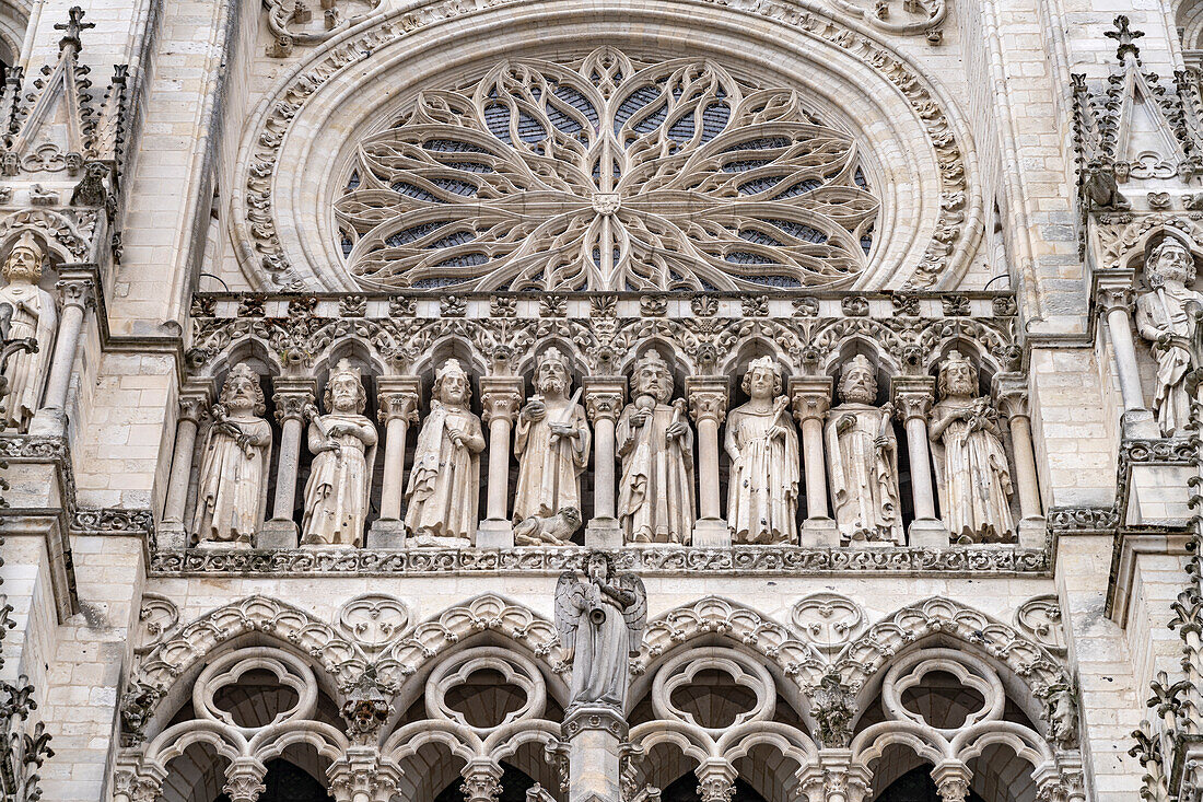 Statuen der Könige und Fensterrose an der Westfassade der Kathedrale Notre Dame d’Amiens, Amiens, Frankreich  