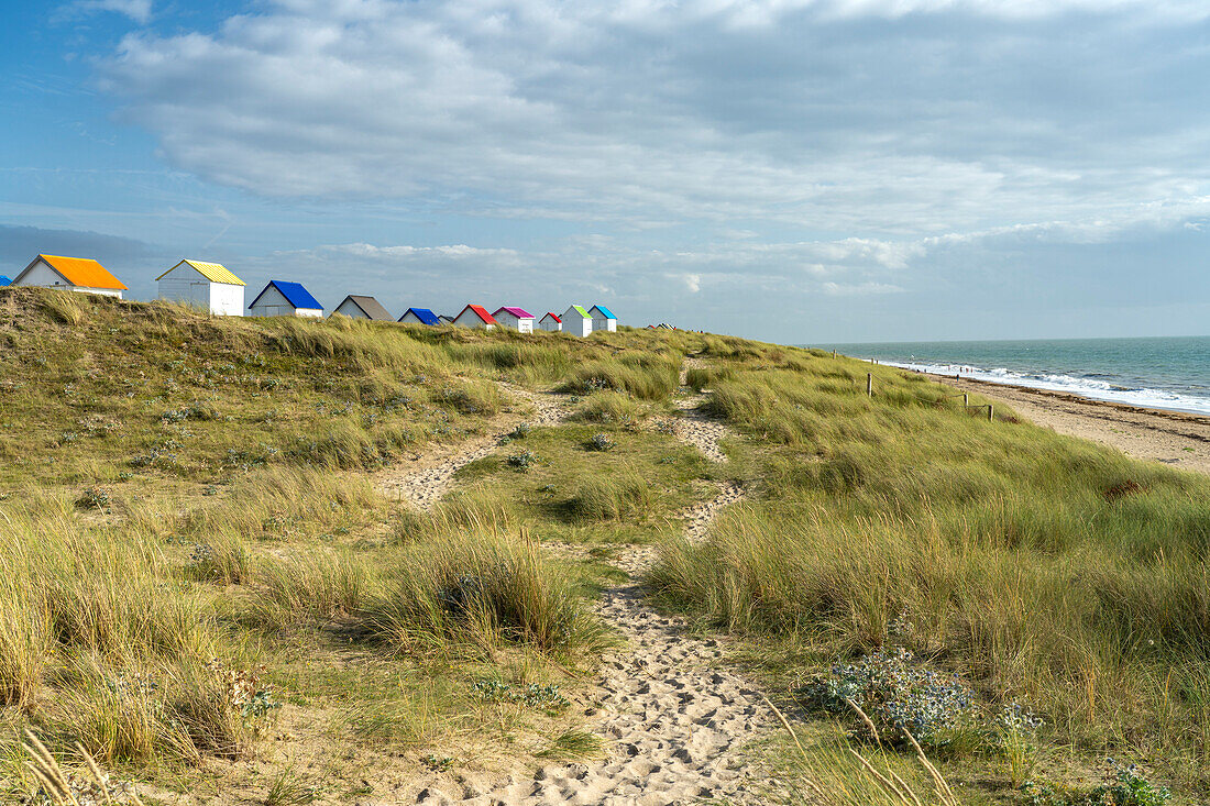 Bunte Strandhäuser in den Dünen am Strand von Gouville-sur-Mer, Normandie, Frankreich