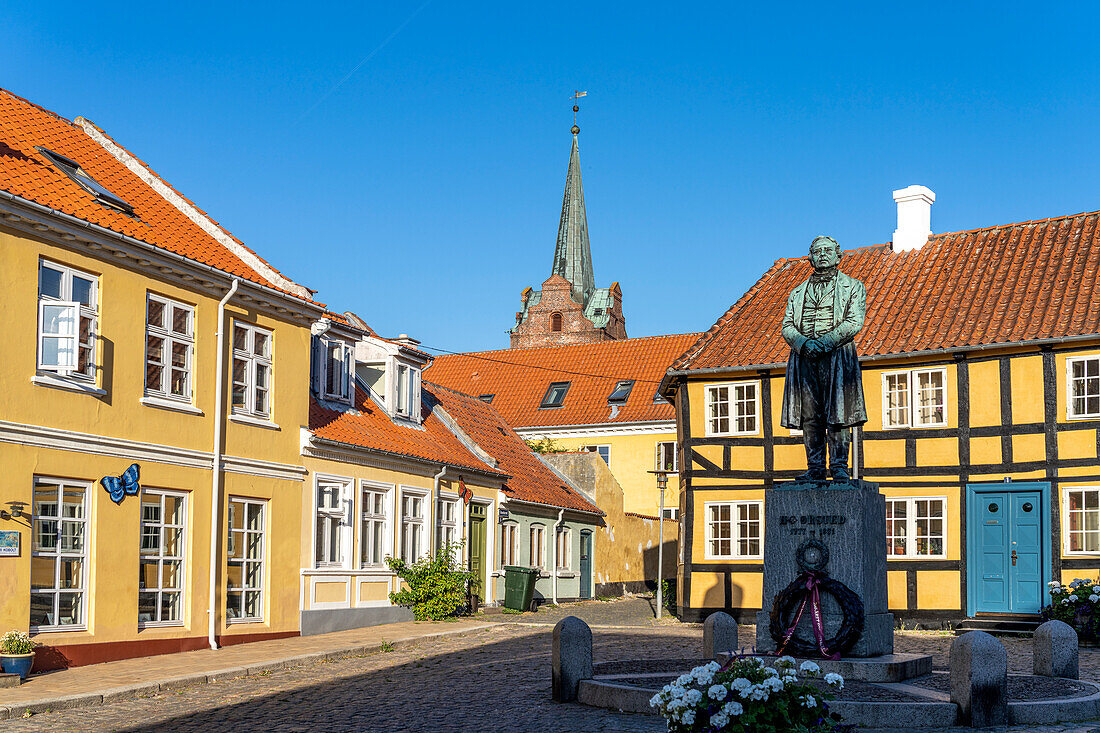 Der Platz Gaasetorvet mit Statue von Physiker Hans Christian Örsted in der Innenstadt von Rudköbing,  Insel Langeland, Dänemark, Europa