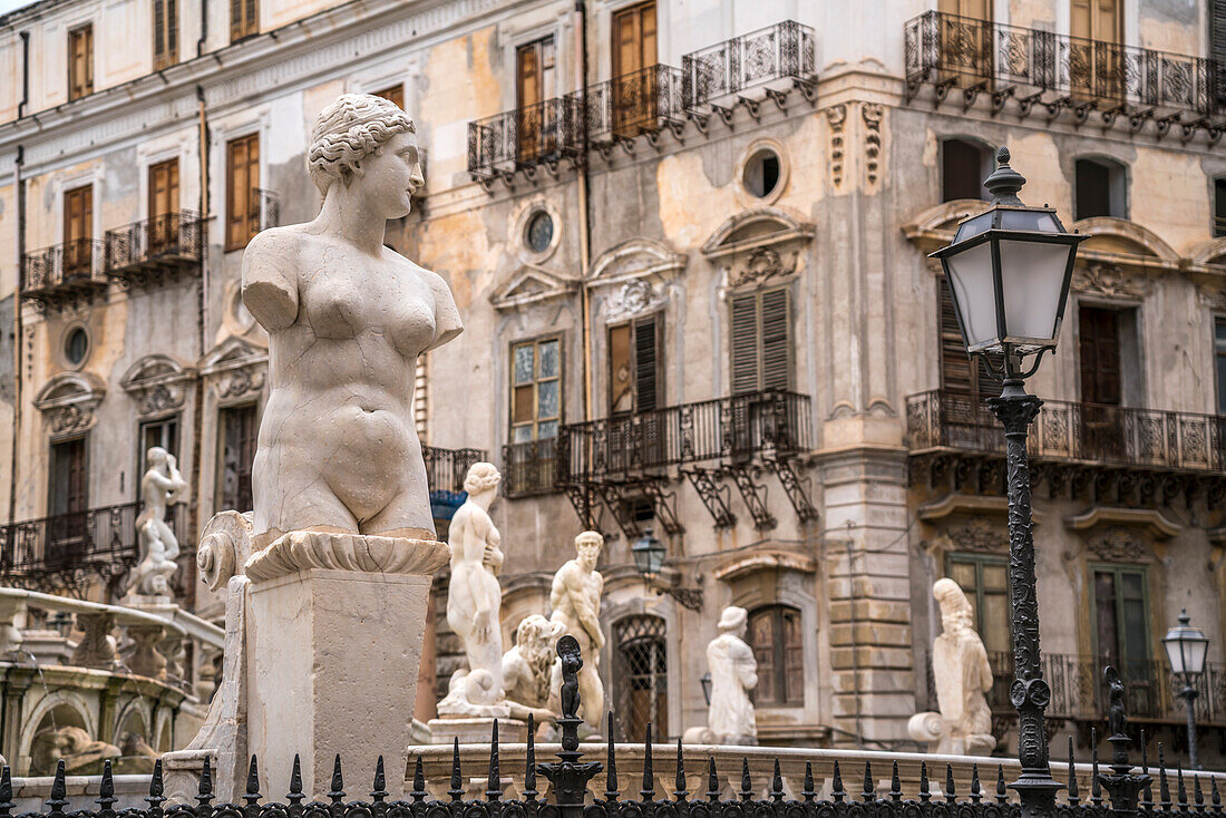 Frauenstatue auf dem Brunnen Fontana Pretoria, Palermo, Sizilien, Italien, Europa 