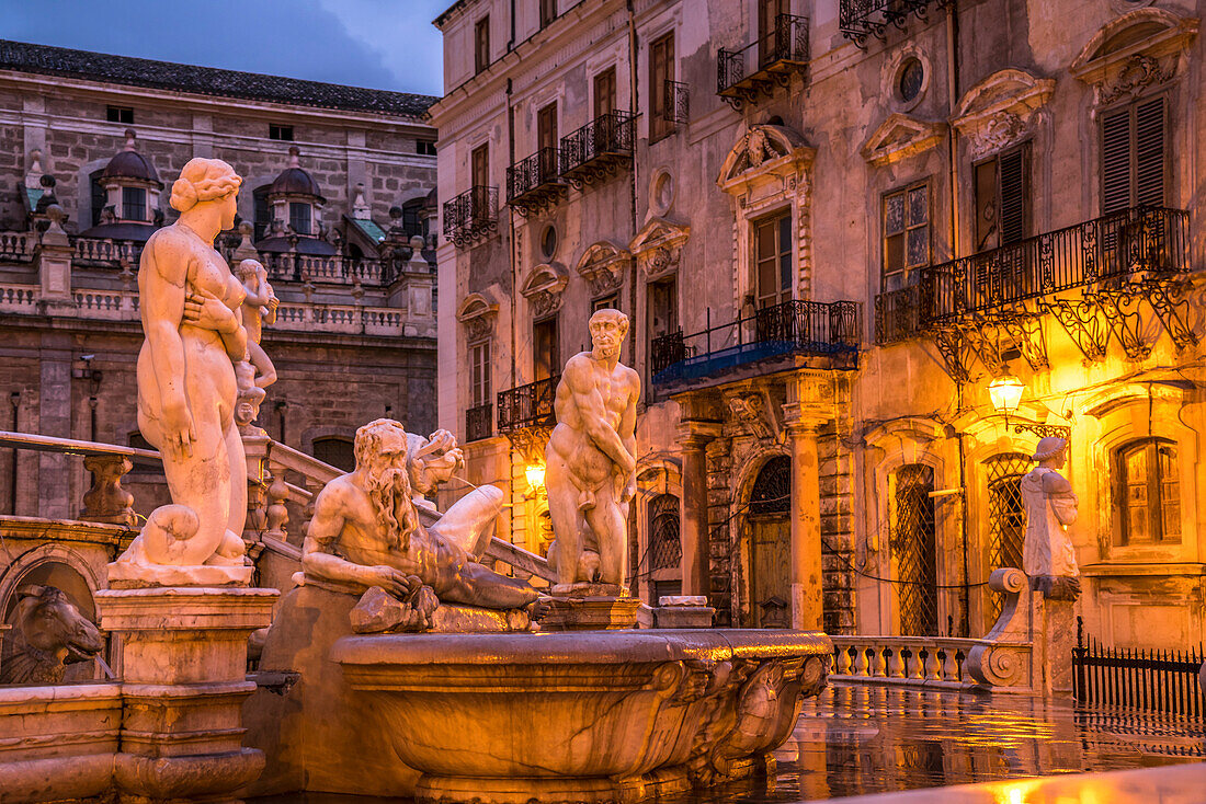Brunnen Fontana Pretoria in der Abenddämmerung, Palermo, Sizilien, Italien, Europa  