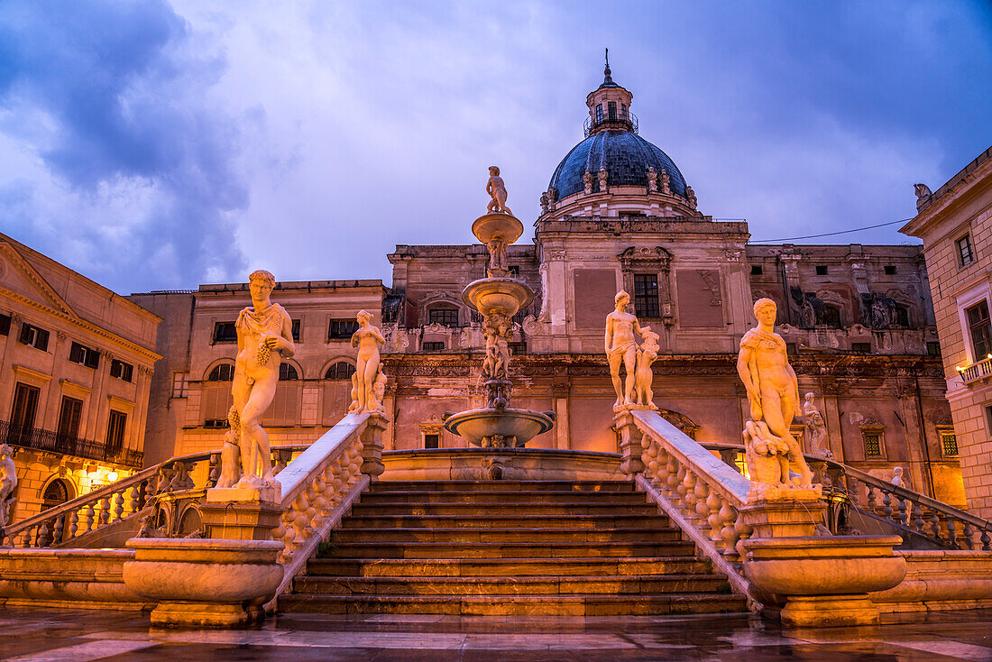 Brunnen Fontana Pretoria und die Kirche Chiesa di Santa Caterina d'Alessandria in der Abenddämmerung, Palermo, Sizilien, Italien, Europa