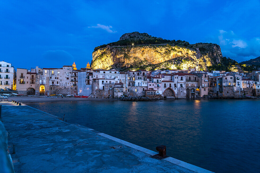 Altstadt von Cefalu und Felsen Rocca di Cefalu in der Abenddämmerung, Cefalu, Sizilien, Italien, Europa 