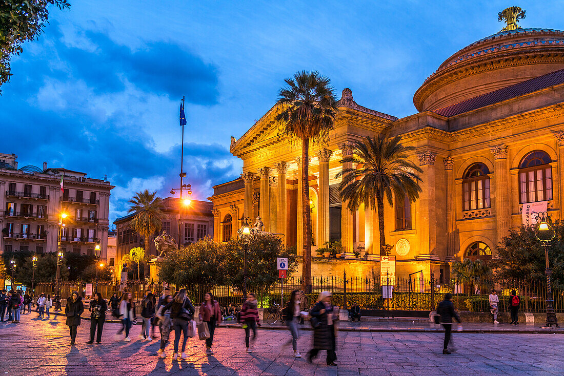 Palermos Opernhaus Teatro Massimo  in der Abenddämmerung, Palermo, Sizilien, Italien, Europa  