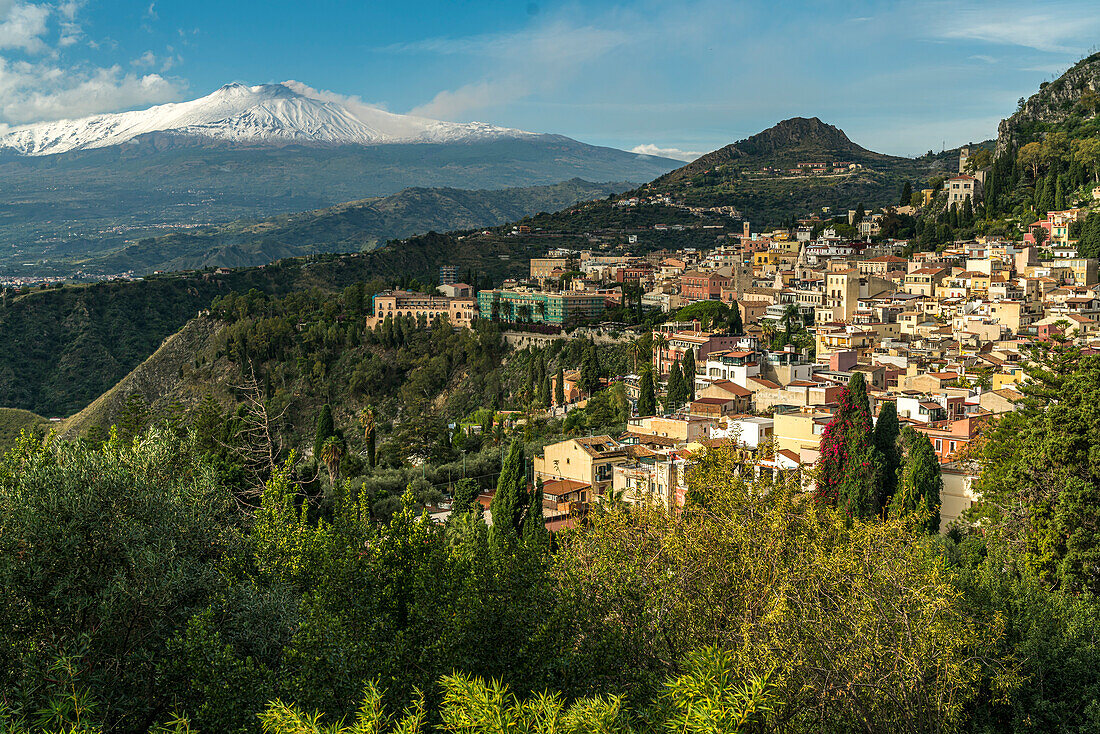 Stadtansicht Taormina und der Vulkan Ätna, Sizilien, Italien, Europa