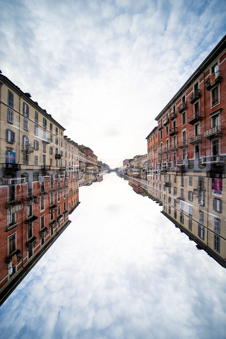 Doppelbelichtung der Gebäude am Kanal Naviglio Grande in Mailand, Italien.