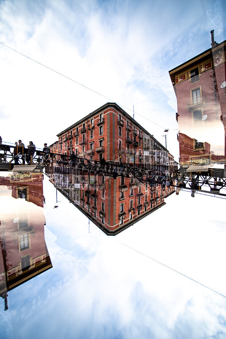 Doppelbelichtung der Gebäude am Kanal Naviglio Grande in Mailand, Italien.