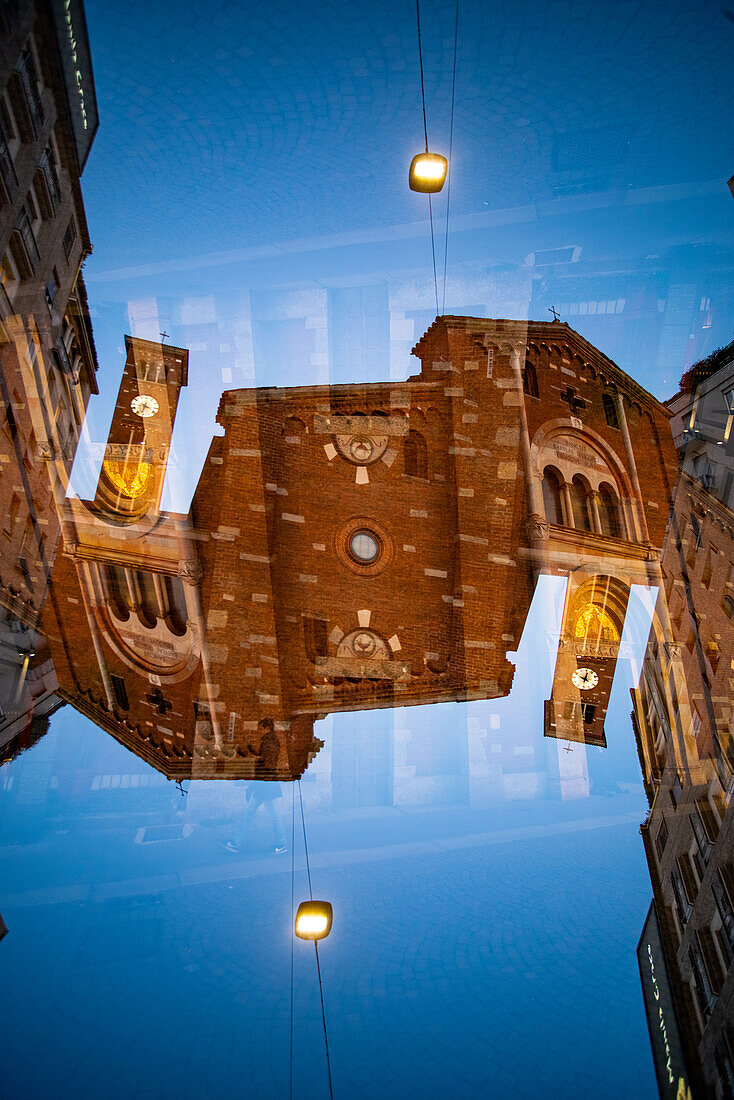 Doppelbelichtung einer alten Kirche in Mailand, Italien