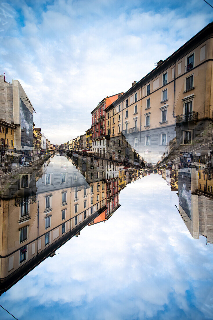 Doppelbelichtung der Gebäude am Kanal Naviglio Grande in Mailand, Italien.