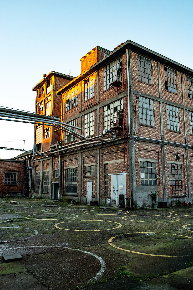 Altes Industriegebäude mit abgebauten Silos.