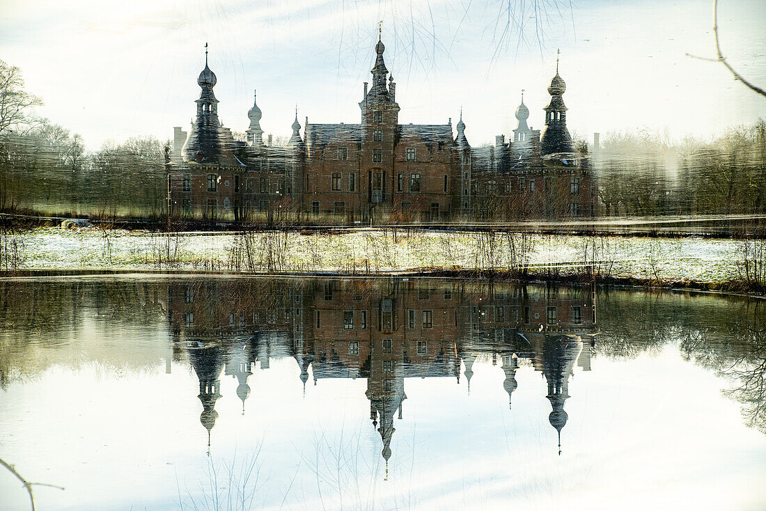 Doppelbelichtung des Märchenschlosses Ooidonk in der Gemeinde Gent in Belgien