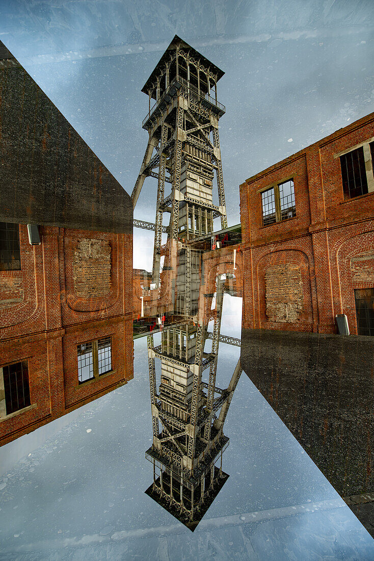 Doppelbelichtung des Förderturms der Kohlemine in Gent, Belgien.