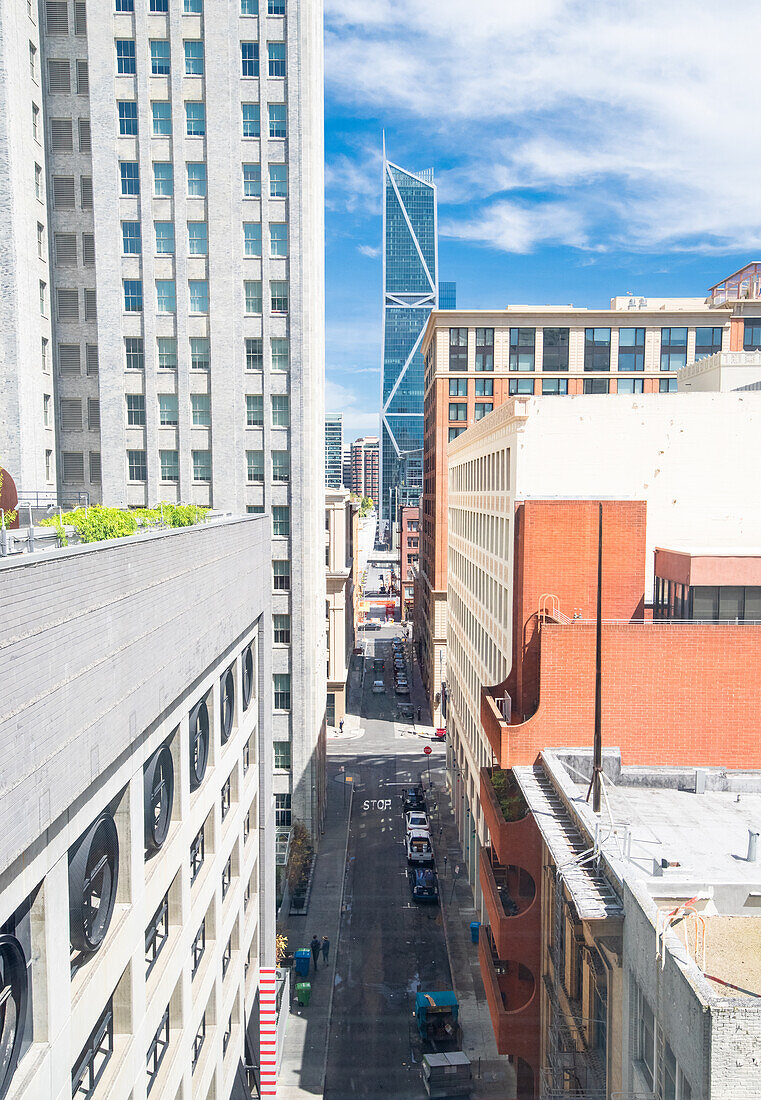 Weitwinkel-Straßenszene in der Innenstadt von San Francisco, Kalifornien, USA