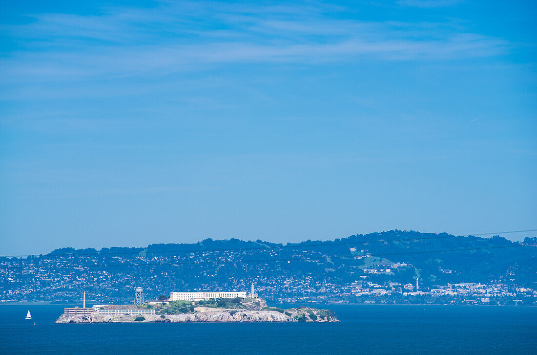 Blick auf die berühmte Gefängnisinsel Alcatraz, San Francisco, Kalifornien, USA