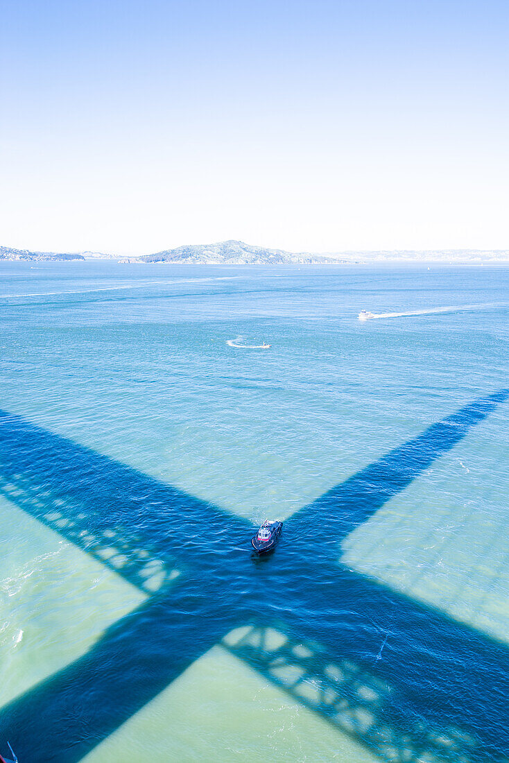 Blick von der legendären Golden Gate Bridge auf das Wasser, San Francisco, Kalifornien, USA
