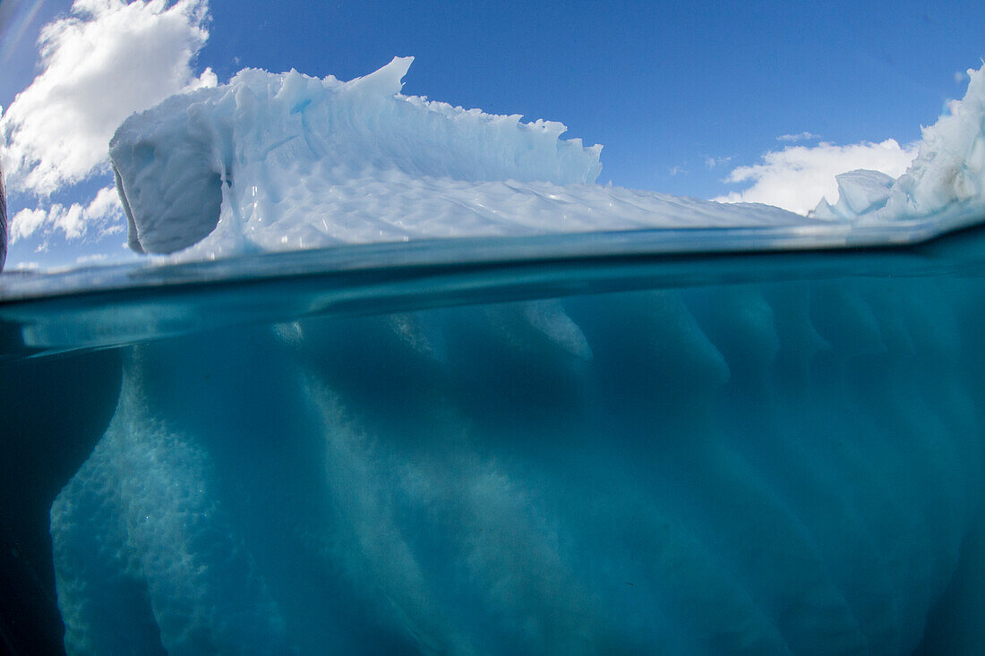 Halb oben und halb unten Foto eines Eisbergs vor Danco Island, Antarktis, Polarregionen