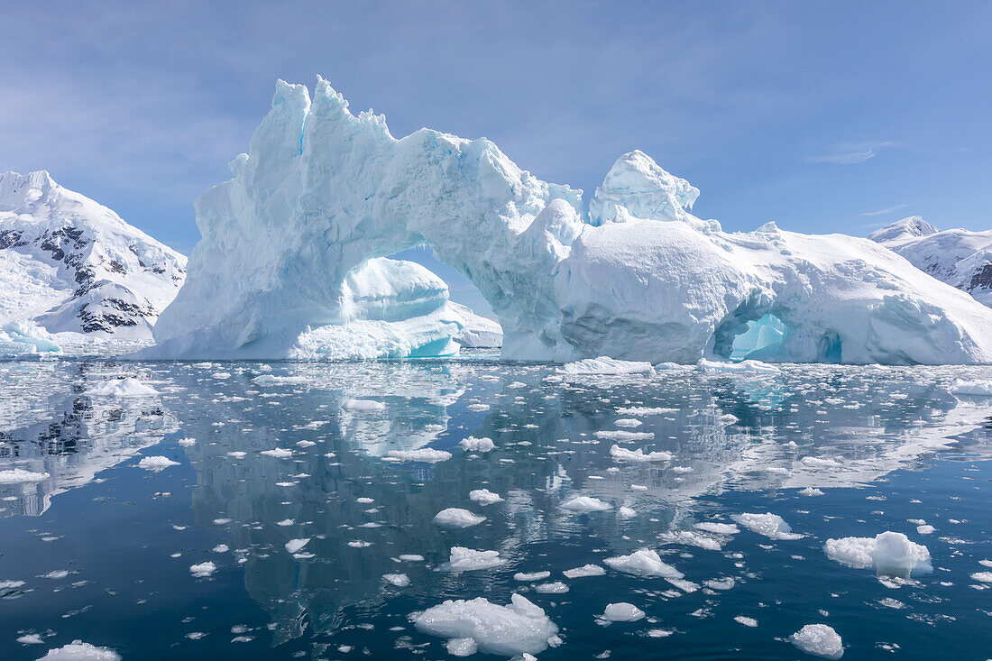 Detail eines Eisbergs in der Paradise Bay, Antarktis, Polarregionen
