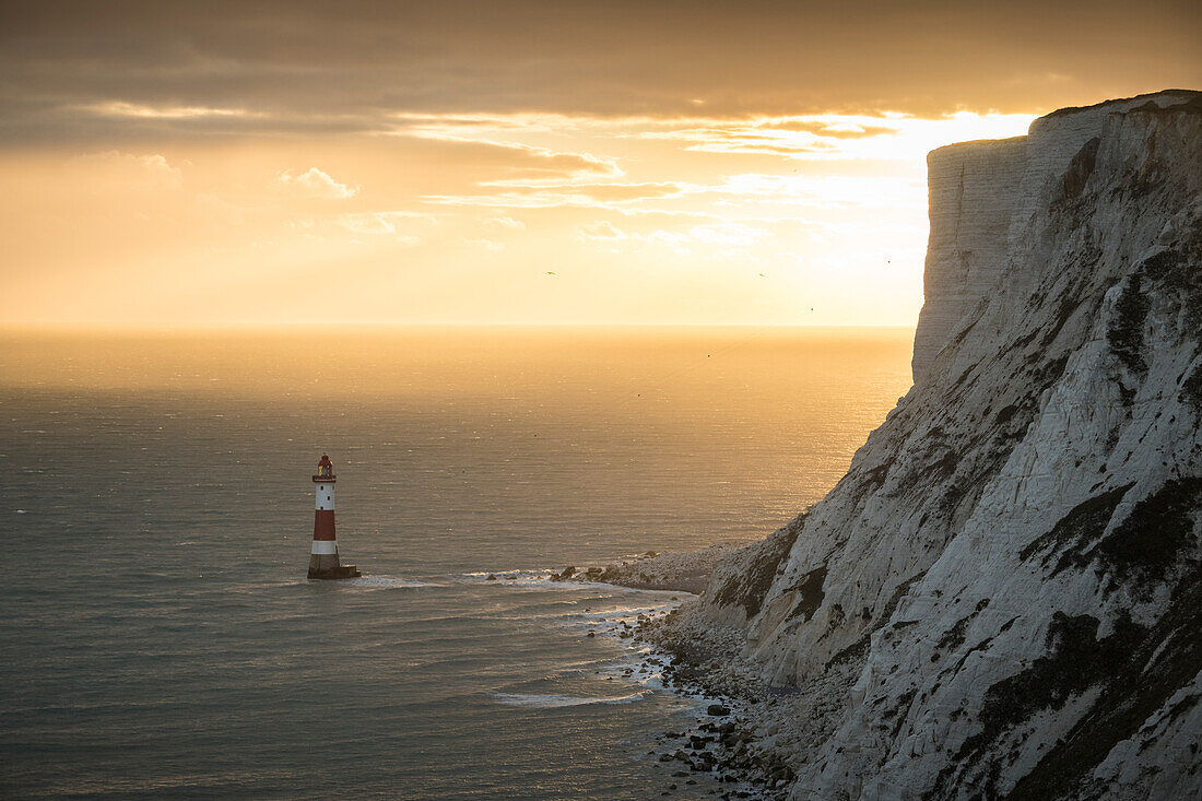 Beachy Head Leuchtturm bei Sonnenuntergang, East Sussex, England, Vereinigtes Königreich, Europa