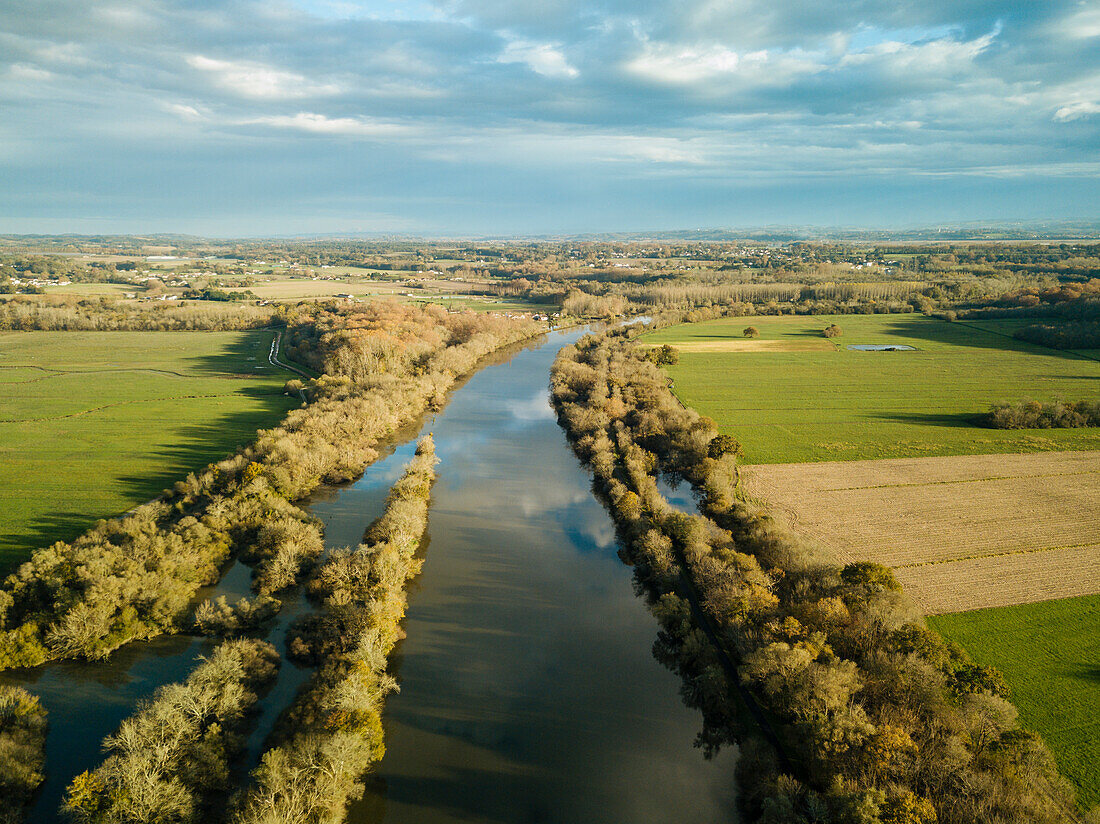 Fluss Adour, Les Landes, Nouvelle-Aquitaine, Frankreich, Europa