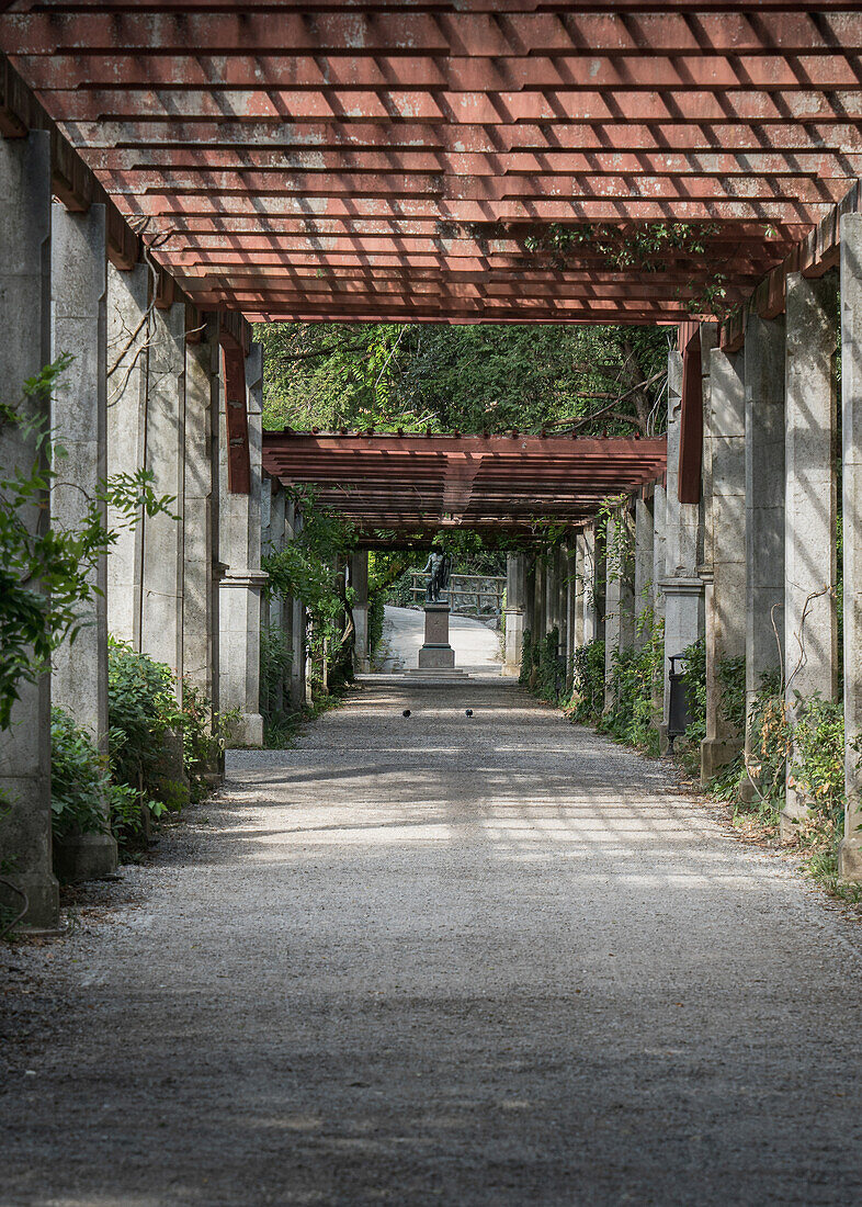 Eingang, Allee zum Schloss Miramare am Golf von Triest, Friaul-Julisch-Venetien, Italien.