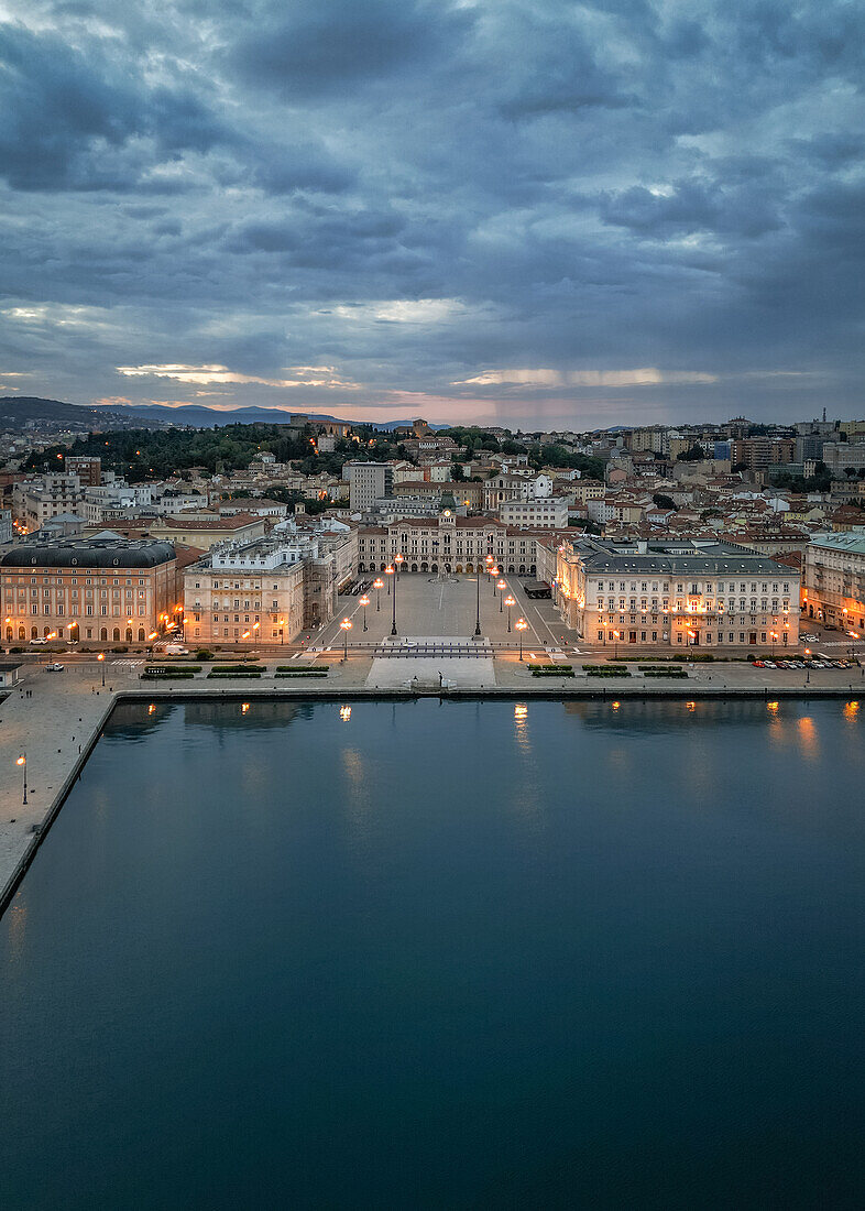 Blick über die Dächer und den Piazza dell'Unita d'Italia in Triest, Friaul-Julisch-Venetien, Italien