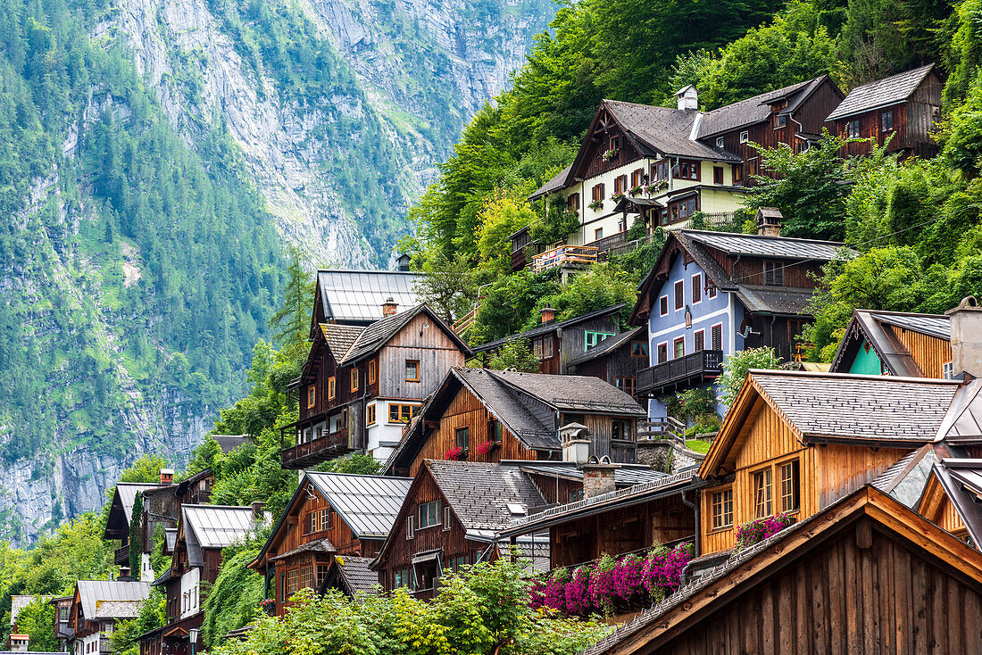 Historische Gebäude oberhalb von Hallstatt am Hallstätter See im Salzkammergut, Oberösterreich, Österreich