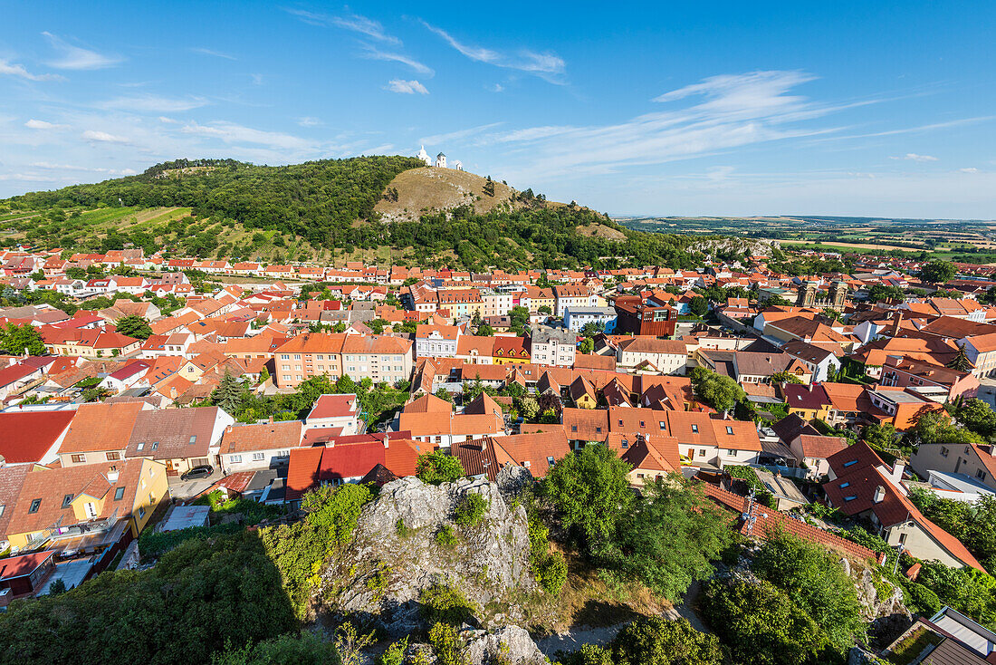 Stadtansicht von Mikulov mit dem Heiligen Berg, Südmähren, Tschechische Republik