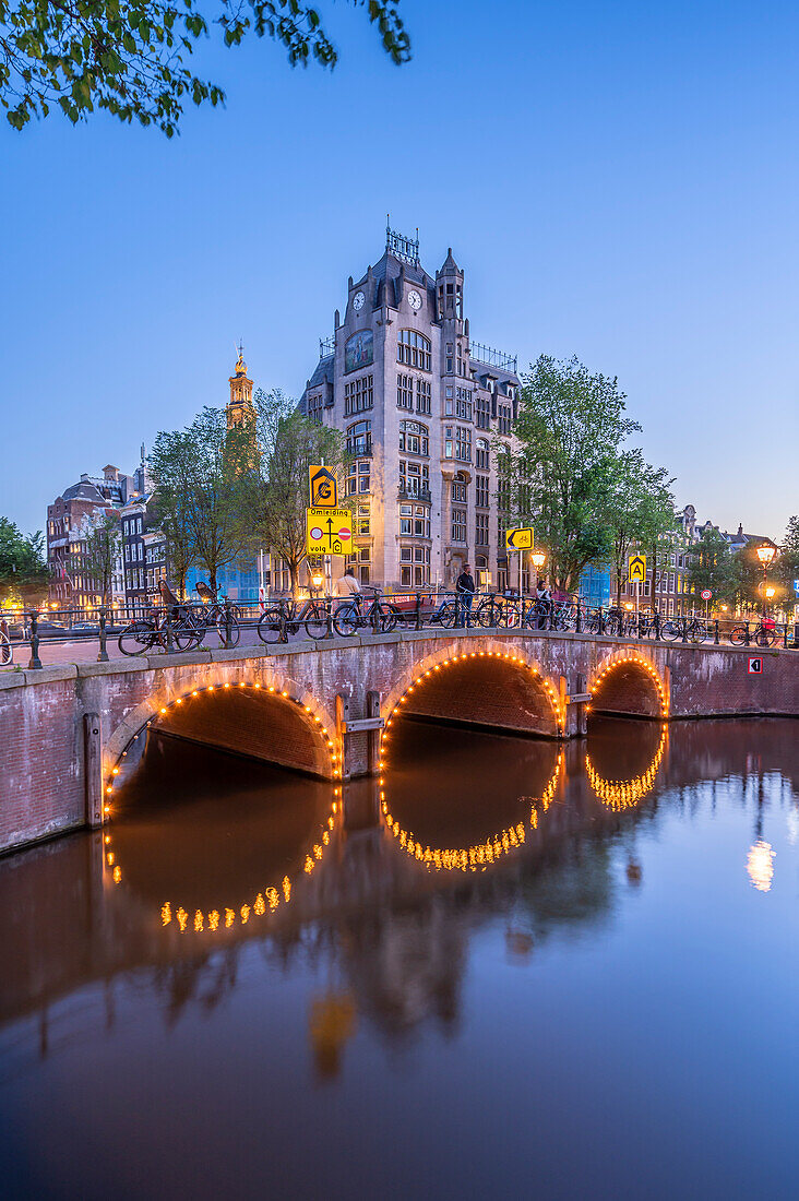 Keizersgracht in der Abenddämmerung, Amsterdam, Benelux, Beneluxstaaten, Nordholland, Noord-Holland, Niederlande