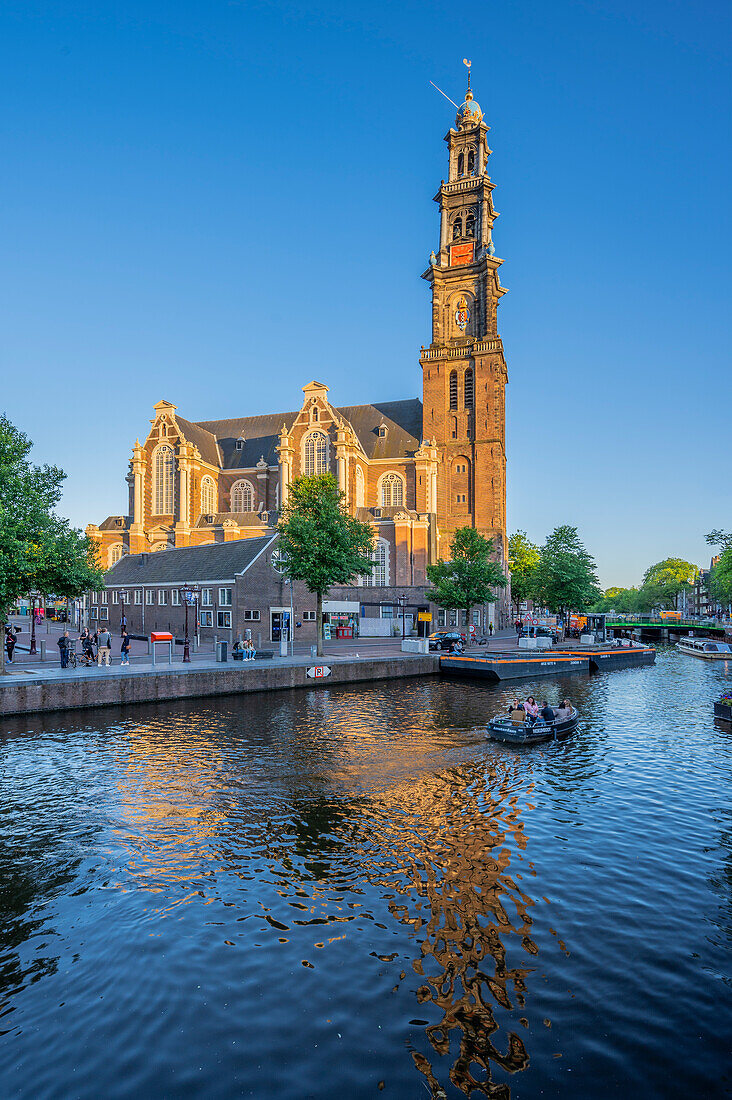 Prinsengracht mit Westerkerk in der Abenddämmerung, Amsterdam, Benelux, Beneluxstaaten, Nordholland, Noord-Holland, Niederlande