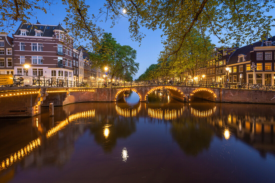 Keizersgracht in der Abenddämmerung, Amsterdam, Benelux, Beneluxstaaten, Nordholland, Noord-Holland, Niederlande