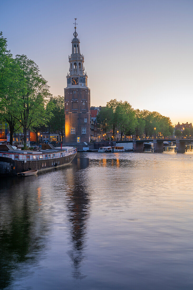Waalseilandsgracht mit Montelbaan Turm in der Abenddämmerung, Amsterdam, Benelux, Beneluxstaaten, Nordholland, Noord-Holland, Niederlande