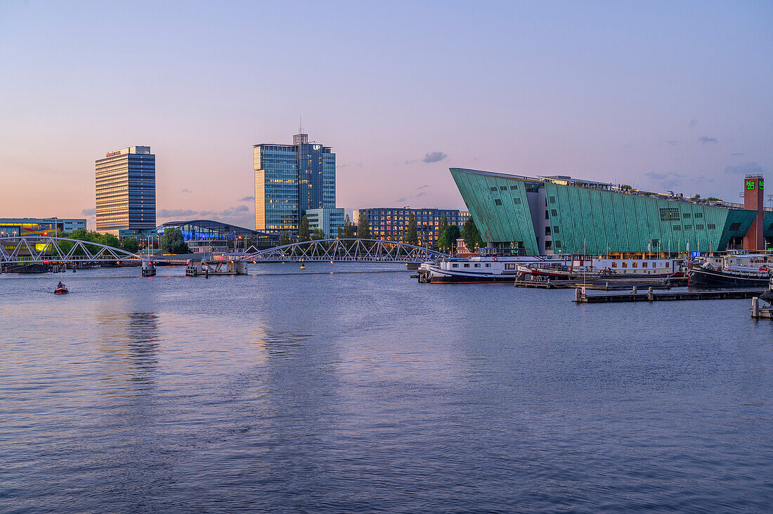 NEMO Science Center in der Abenddämmerung, Amsterdam, Benelux, Beneluxstaaten, Nordholland, Noord-Holland, Niederlande