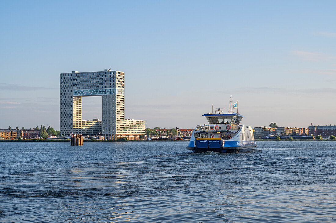 Fähre mit Hotel- und Bürogebäude am Houthhavens Hafen, Amsterdam, Benelux, Beneluxstaaten, Nordholland, Noord-Holland, Niederlande
