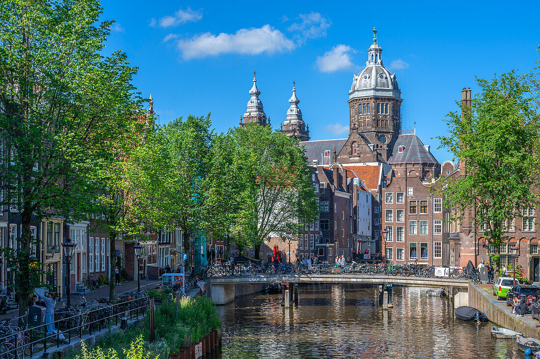 Oudezijds Voorburgwal mit Blick zur St. Nikolauskirche, Amsterdam, Benelux, Beneluxstaaten, Nordholland, Noord-Holland, Niederlande